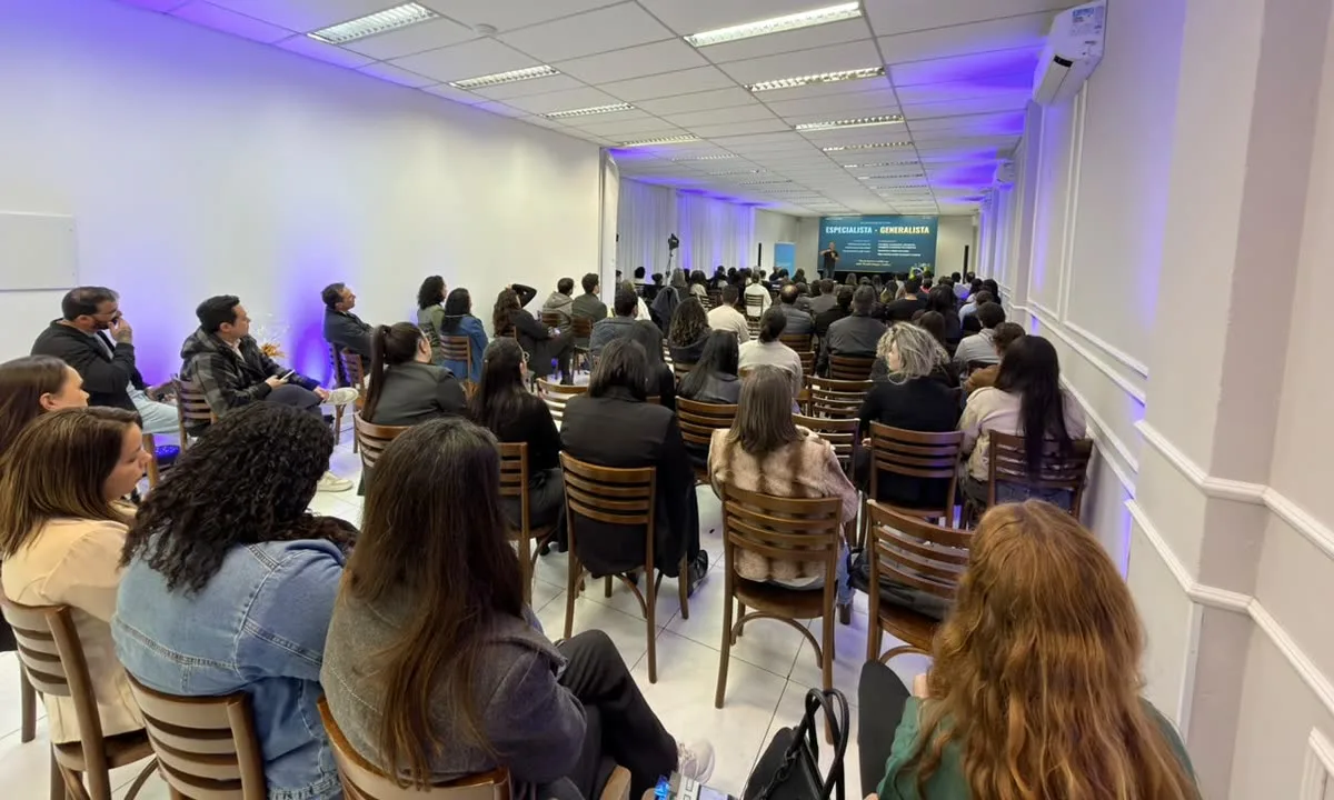 Plateia de 200 pessoas durante a palestra